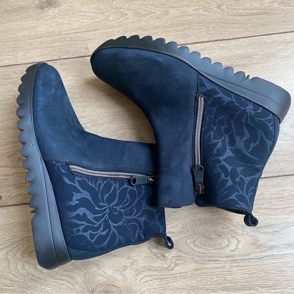 NWOB Munro Boots